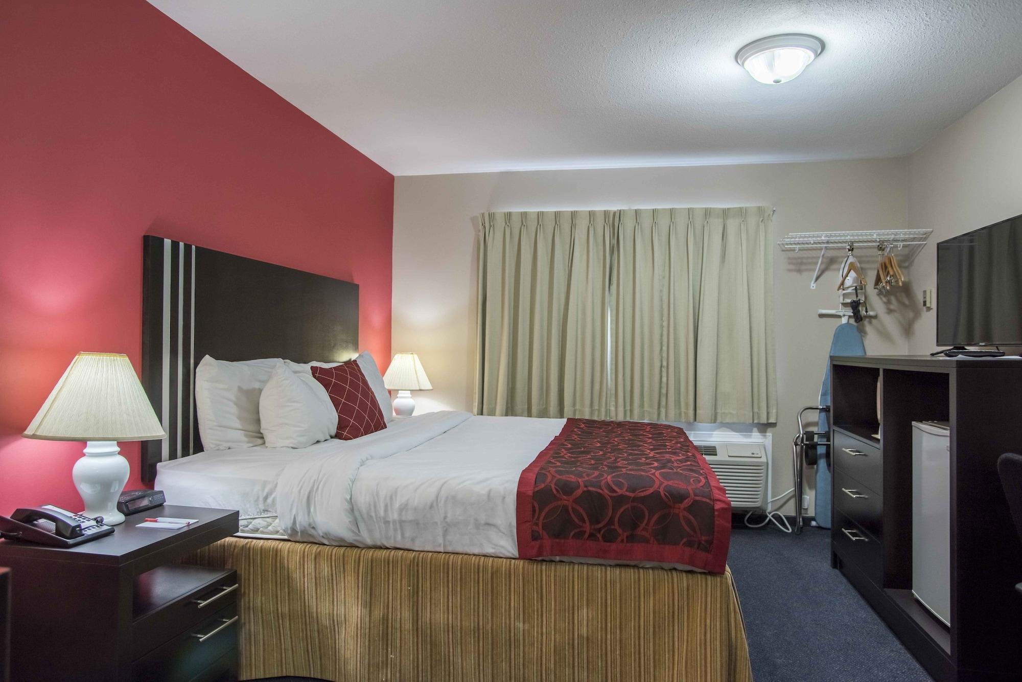 Ramada Limited 100 Mile House Hotel Exterior photo