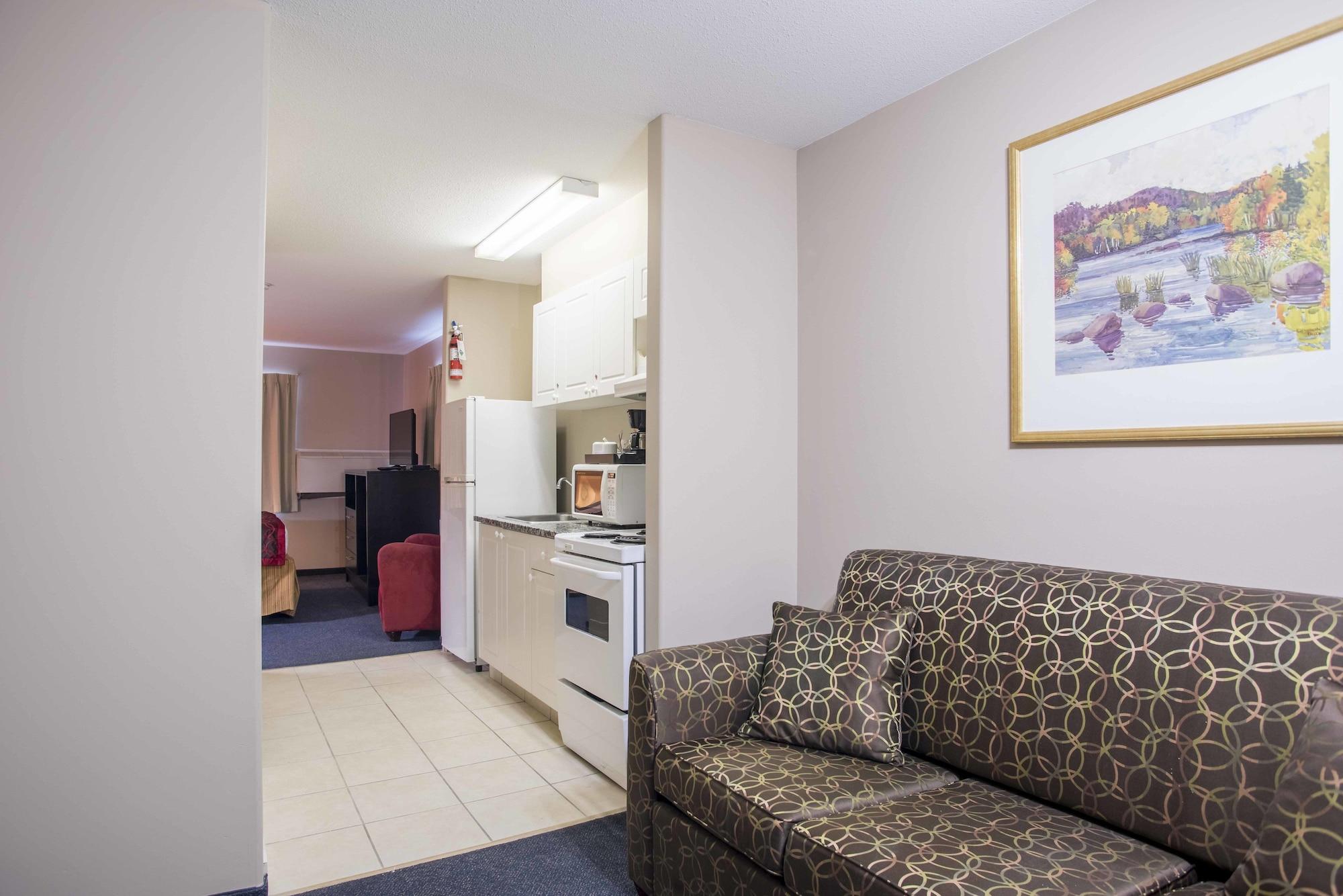 Ramada Limited 100 Mile House Hotel Exterior photo