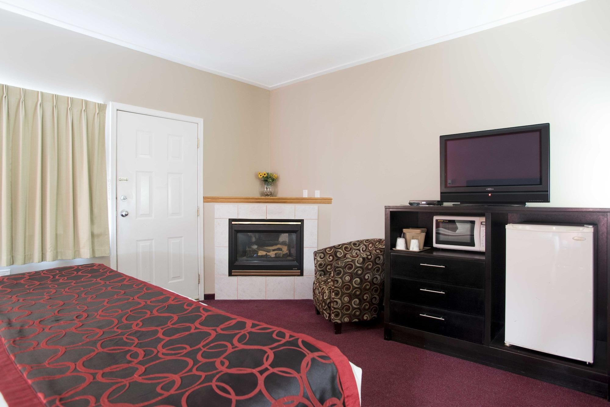 Ramada Limited 100 Mile House Hotel Exterior photo