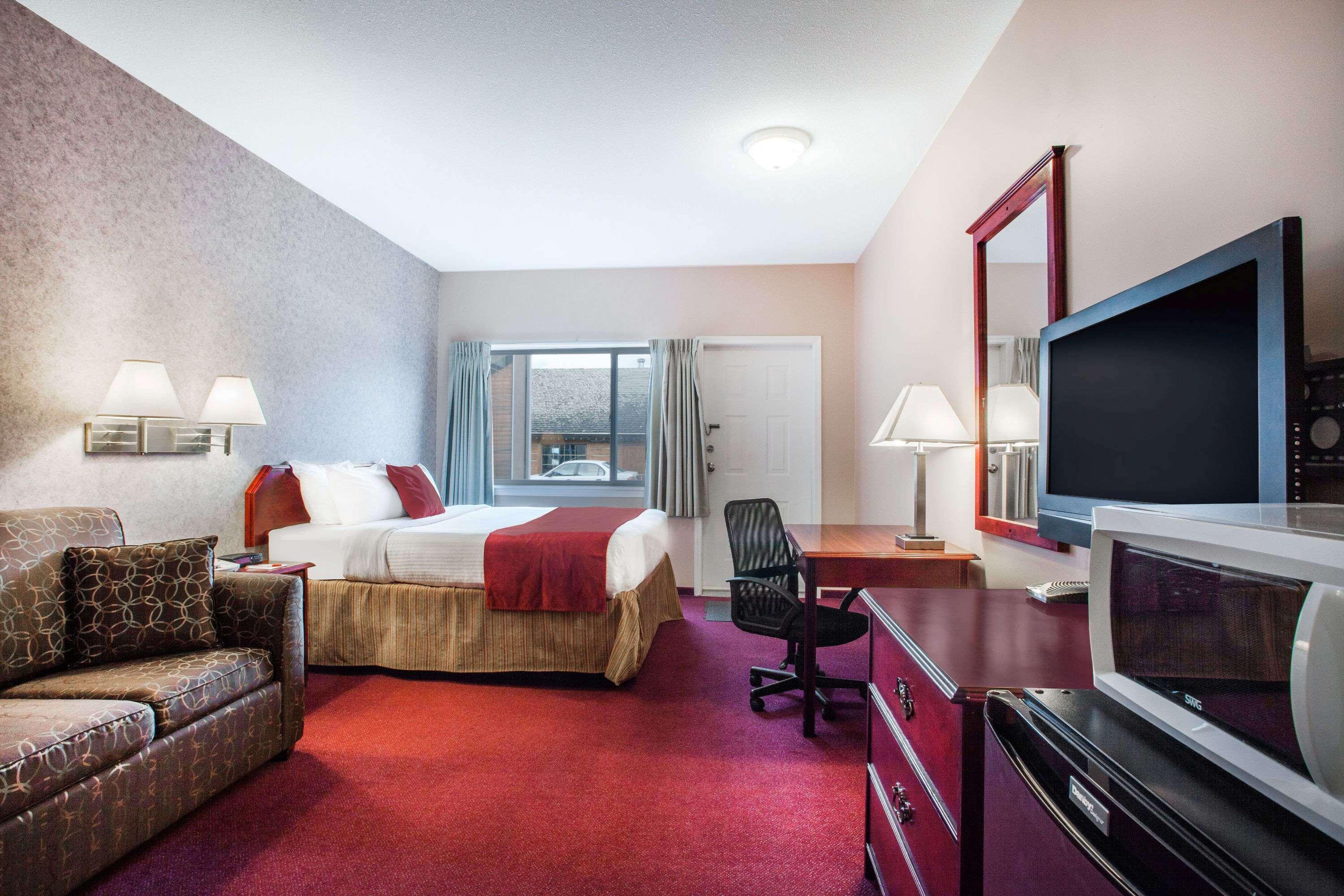Ramada Limited 100 Mile House Hotel Exterior photo