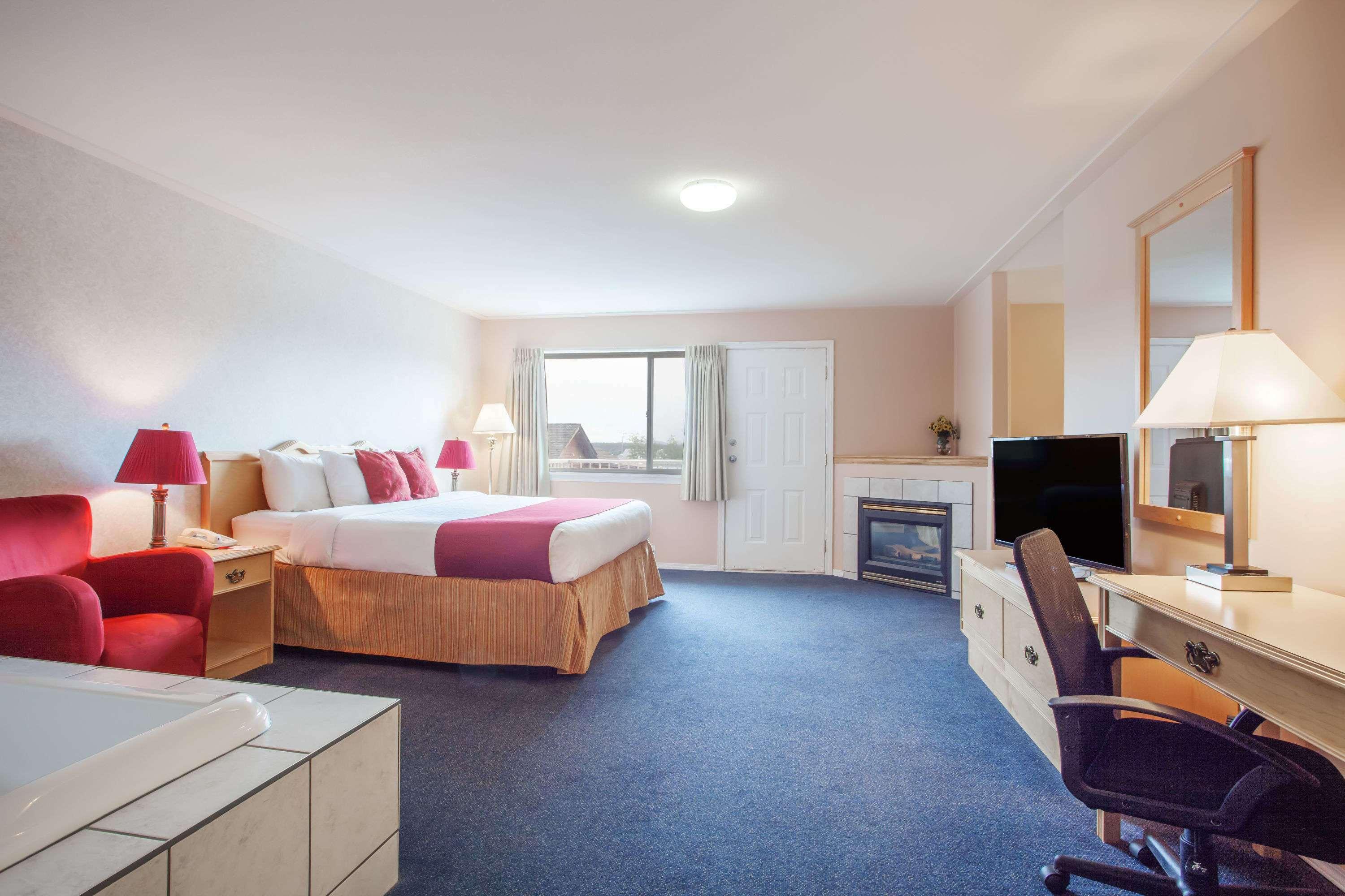 Ramada Limited 100 Mile House Hotel Exterior photo