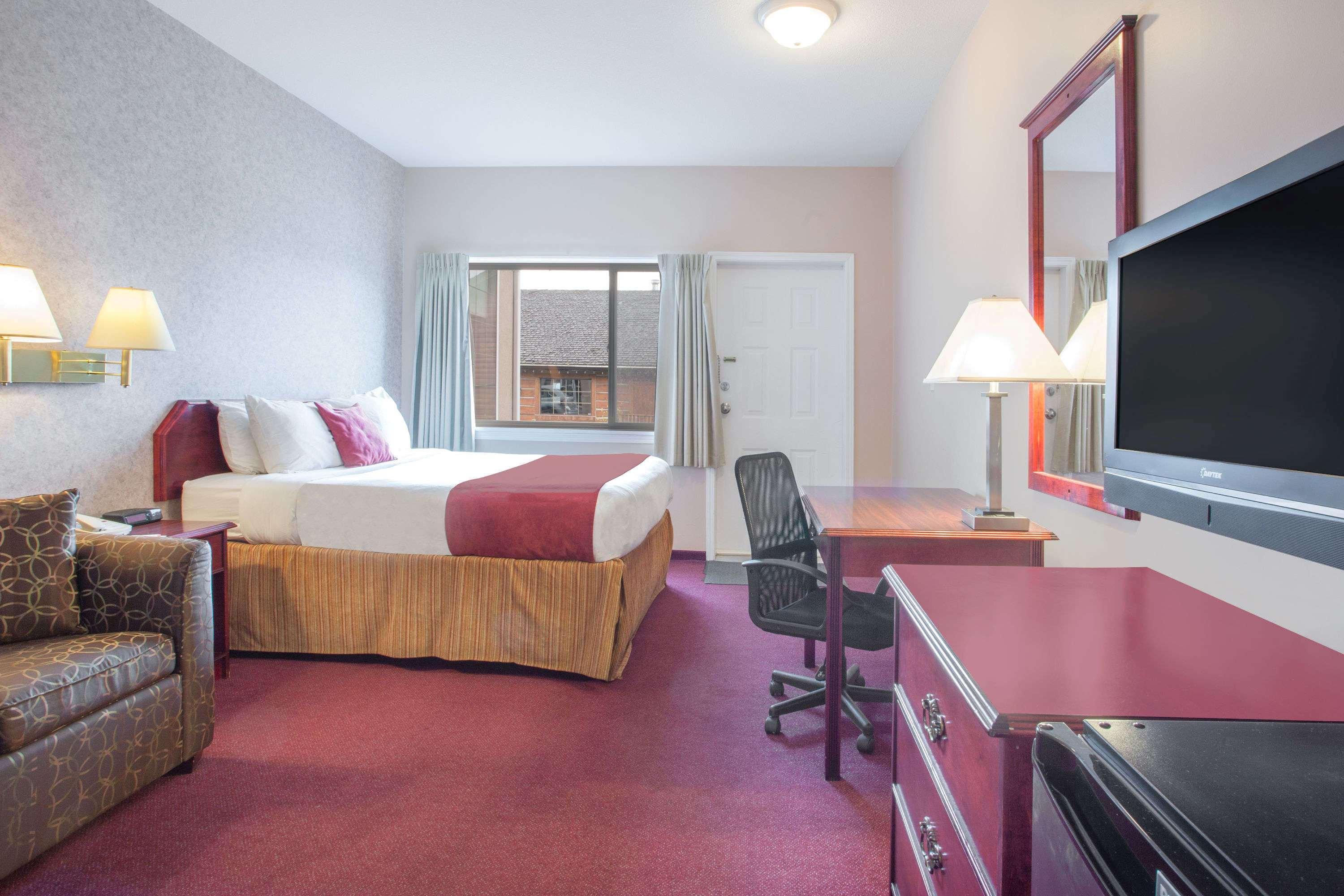 Ramada Limited 100 Mile House Hotel Exterior photo