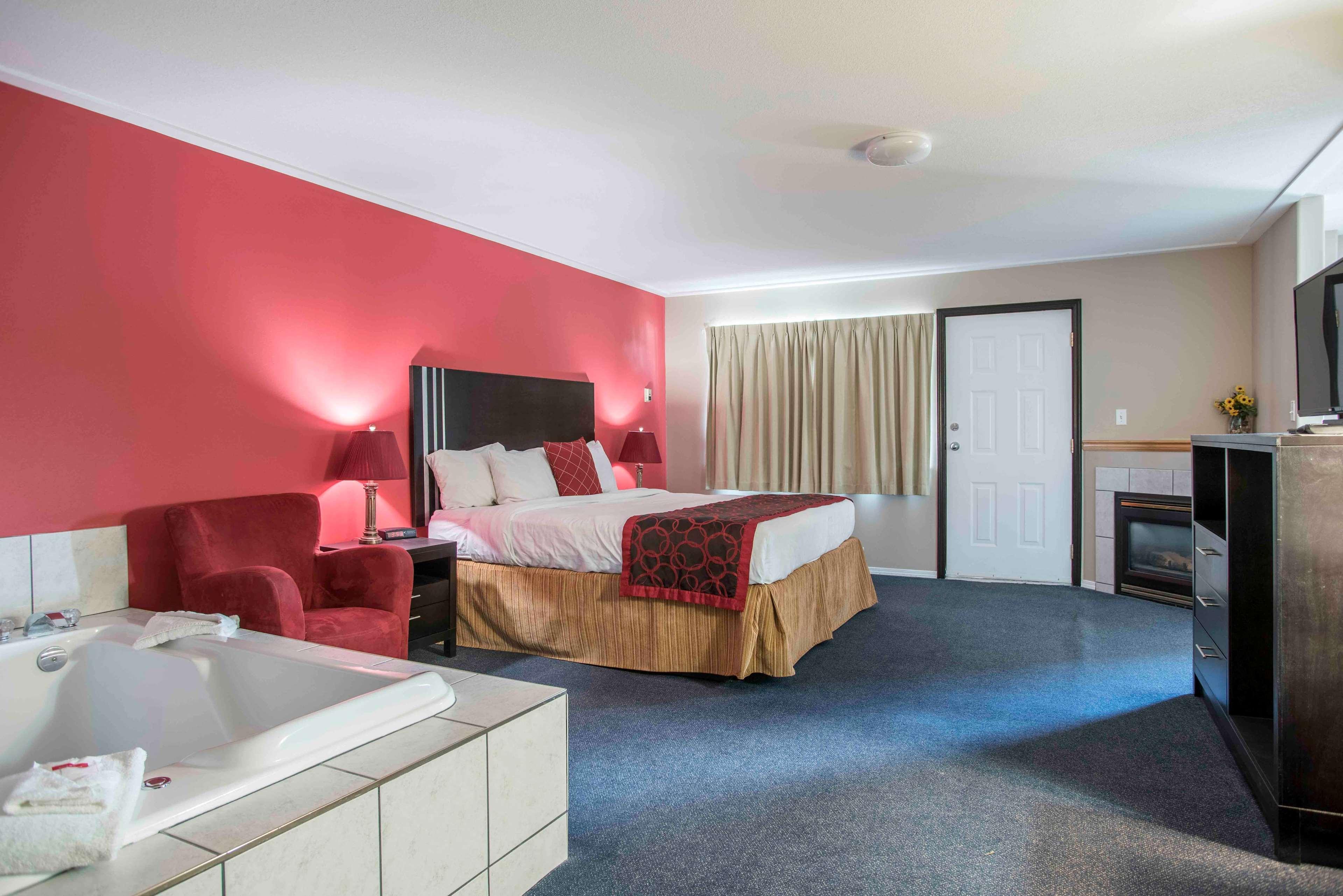Ramada Limited 100 Mile House Hotel Exterior photo