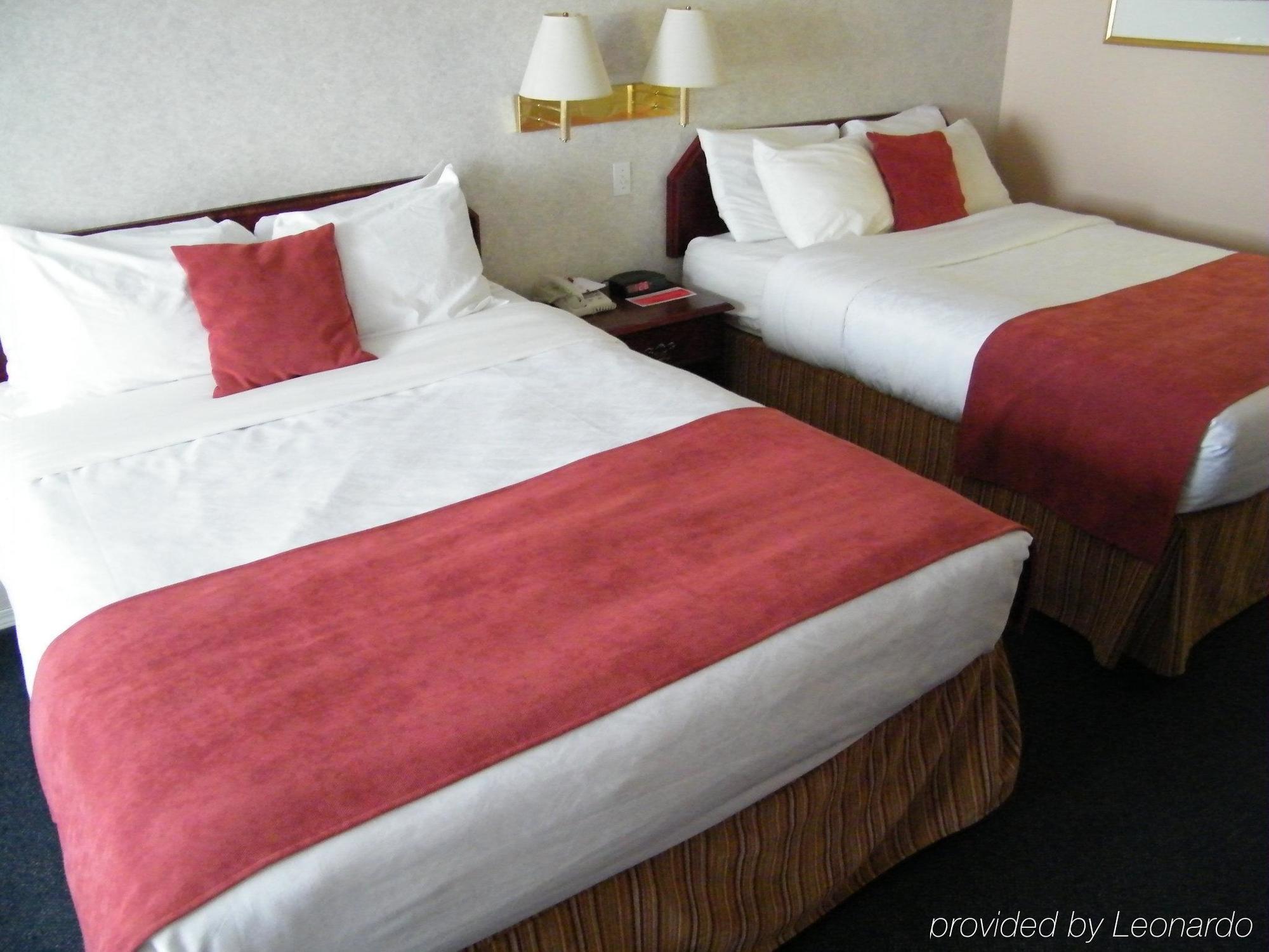 Ramada Limited 100 Mile House Hotel Exterior photo