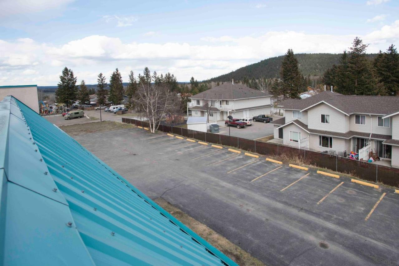 Ramada Limited 100 Mile House Hotel Exterior photo